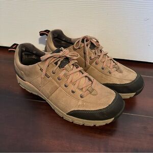 Size 11 Women’s Clarks WaveWalk Walking Hiking Nubuk Leather Waterproof Shoes